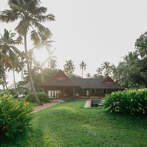 Turavūr Vismaya Lake Heritage酒店 Exterior photo