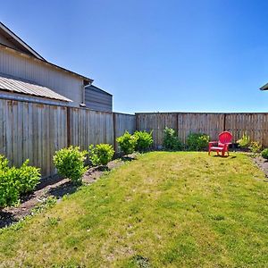 Cozy Home With Yard About 3 Mi To Downtown Medford! Exterior photo